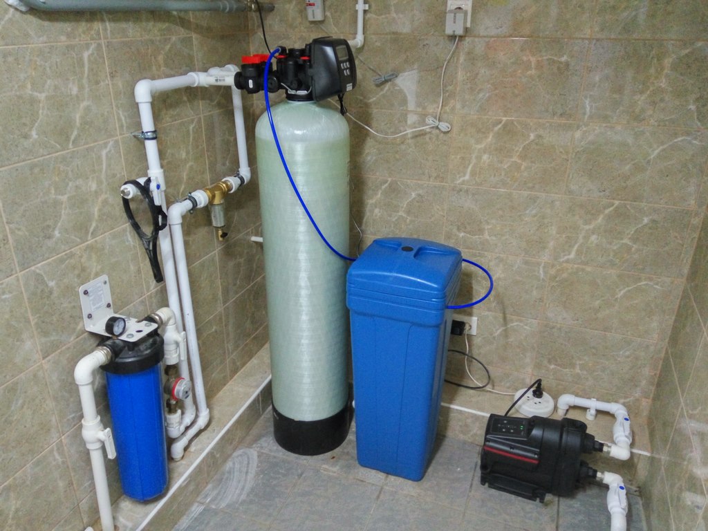 Очистка воды в частном доме цена. Фильтры для воды в частный дом. Фильтр для воды на насосную станцию. Водоподготовка для частного дома. Насосная станция для воды в частном доме.